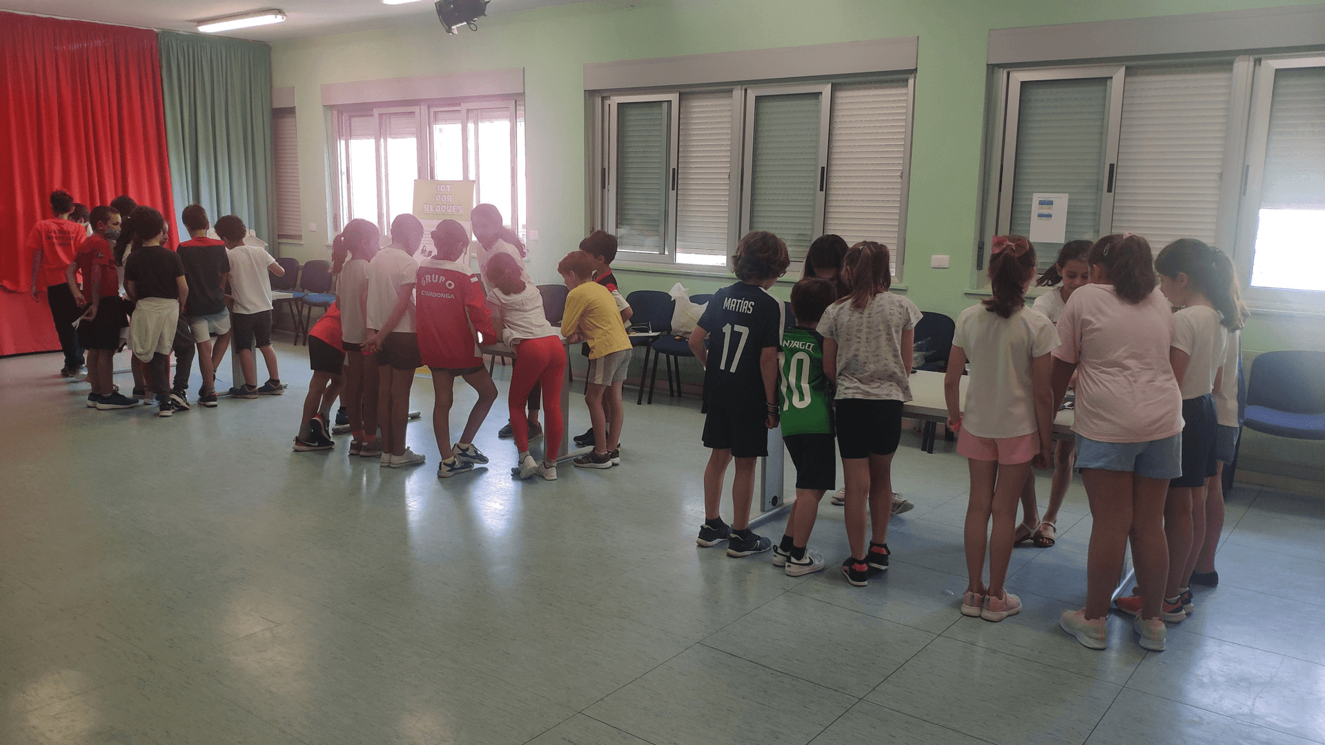 IoT por bloques: alumnado en grupos durante la actividad